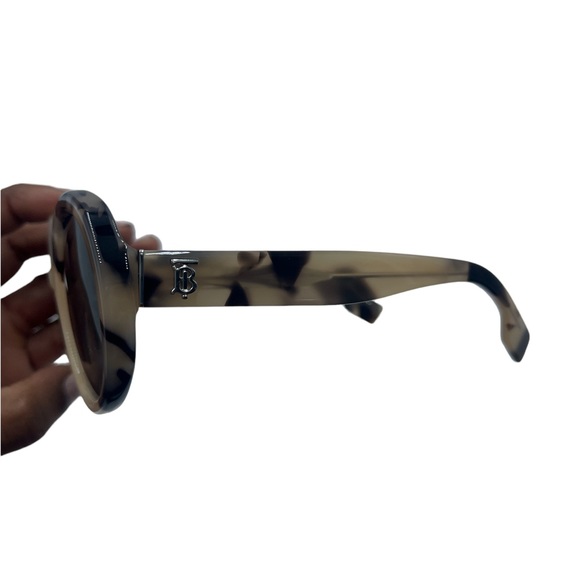 Burberry sunglasses - Picture 4 of 8
